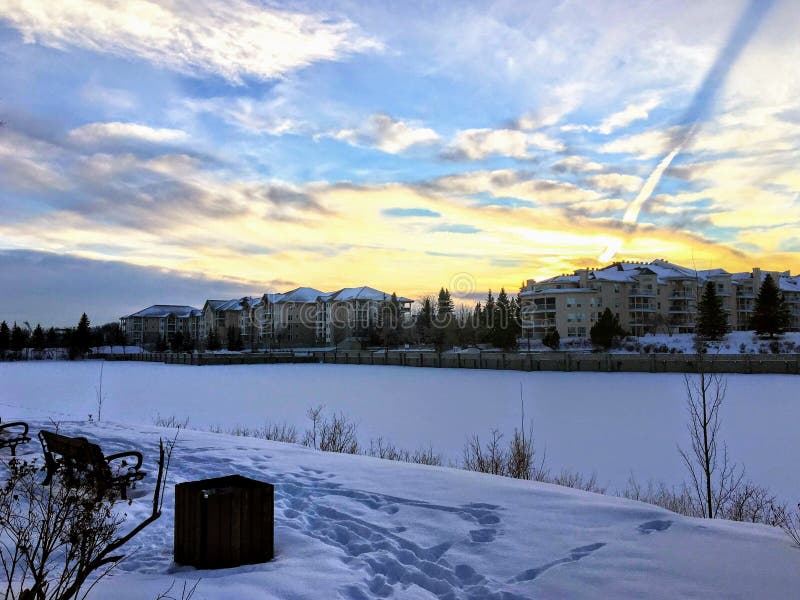 En oerhörd solnedgång över Beaumaris sjön, i Edmonton, Alberta, Kanada royaltyfria bilder En oerhörd solnedgång över Beaumaris sjön, i Edmonton, Alberta, Kanada royaltyfria bilder