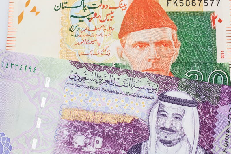 En pakistanskt rupt-sedel med fem saudisk banksedlar arkivfoton