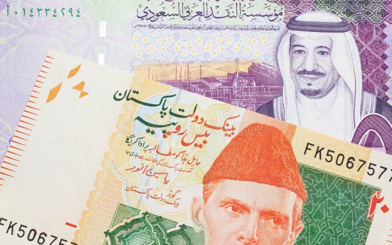 En pakistanskt rupt-sedel med fem saudisk banksedlar arkivfoton