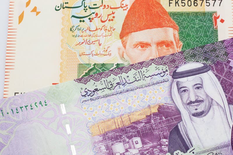 En pakistanskt rupt-sedel med fem saudisk banksedlar fotografering för bildbyråer
