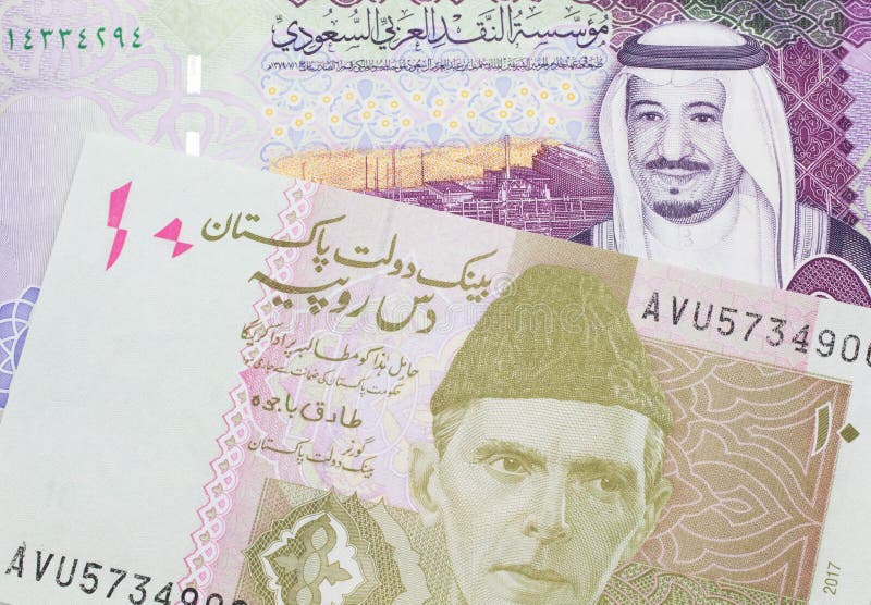 En pakistanskt rupt-sedel med fem saudisk banksedlar royaltyfri fotografi