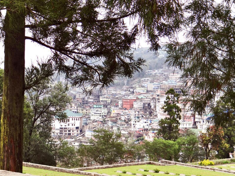 En panoramautsikt av den Kohima kullestaden arkivfoto En panoramautsikt av den Kohima kullestaden arkivfoto
