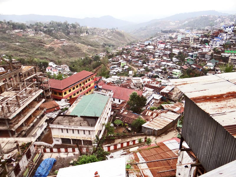 En panoramautsikt av den Kohima kullestaden arkivfoton En panoramautsikt av den Kohima kullestaden arkivfoton