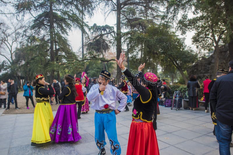 En parque del lago del xuanwu de Nanjing en la provincia de Jiangsu, hay un grupo de personas que está encariñado con la danza de foto de archivo libre de regalías En parque del lago del xuanwu de Nanjing en la provincia de Jiangsu, hay un grupo de personas que está encariñado con la danza de foto de archivo libre de regalías
