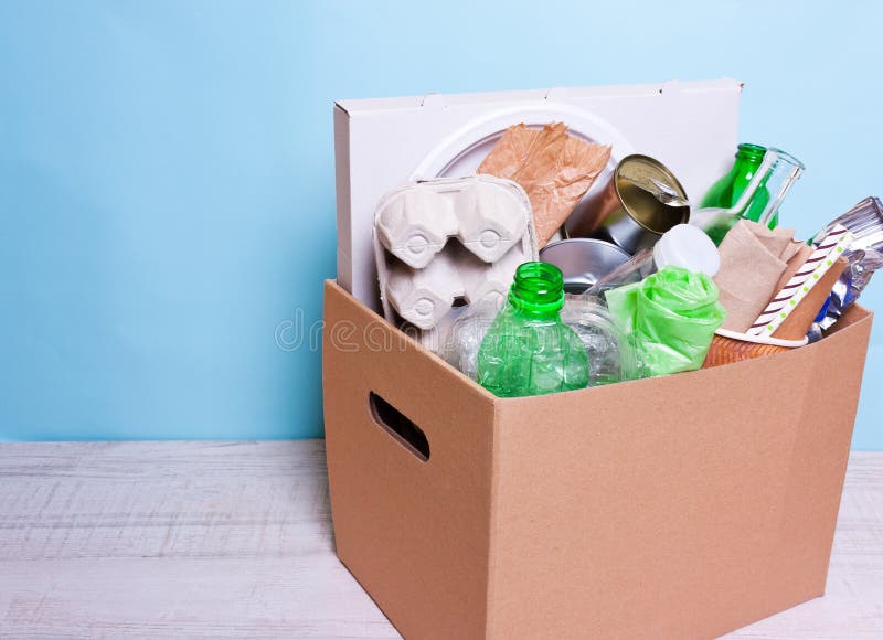 En plastique de boîte en carton, bouteilles en verre, boîtes, papier Le concentré image stock En plastique de boîte en carton, bouteilles en verre, boîtes, papier Le concentré image stock