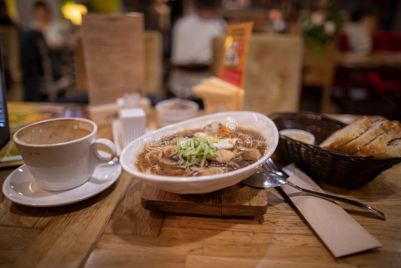 En platta av soppa med kaffe i restaurangen arkivbild En platta av soppa med kaffe i restaurangen arkivbild