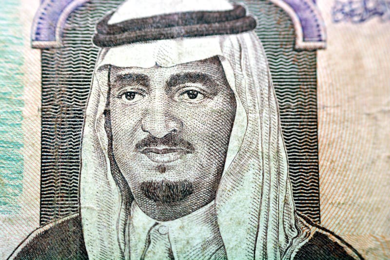 En porträtt av kung fahd bin abdulaziz al saud från den omvända sidan av fem saudisk myntsedlar från 1983. royaltyfria foton