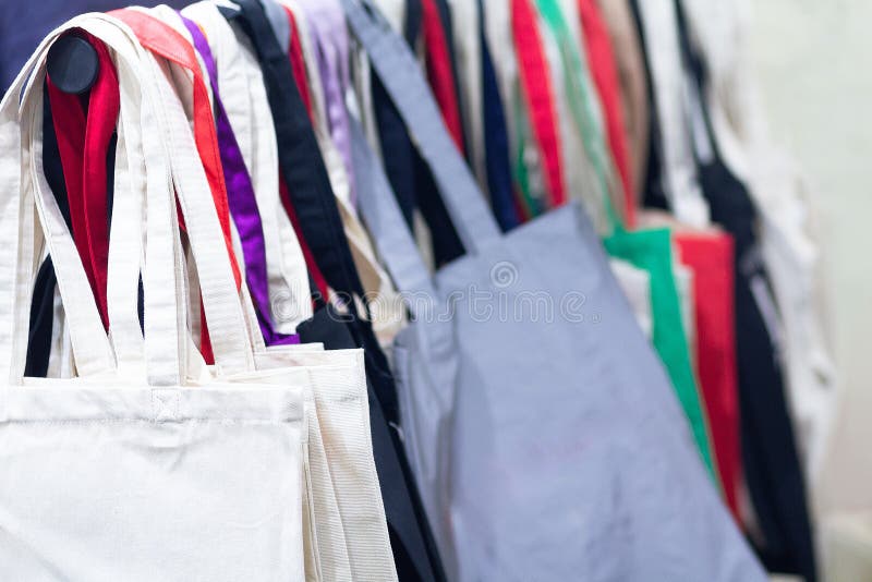 En rad färgstarka, miljövänliga shoppingväskor fotografering för bildbyråer
