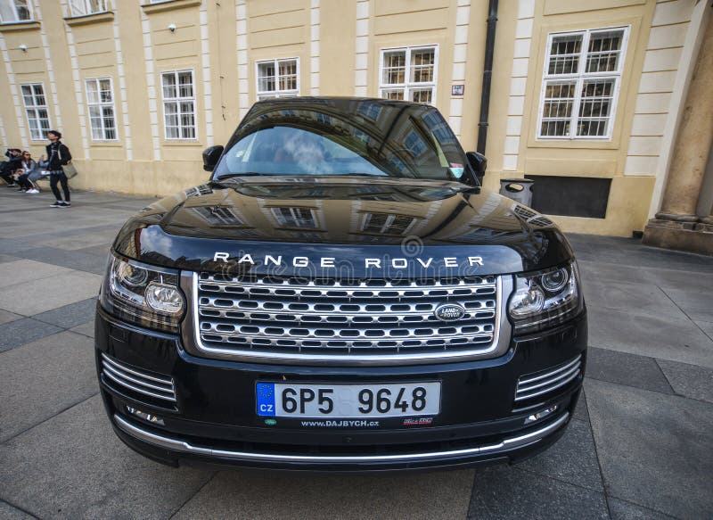 En Range Rover SUV bil på gatan royaltyfria bilder En Range Rover SUV bil på gatan royaltyfria bilder