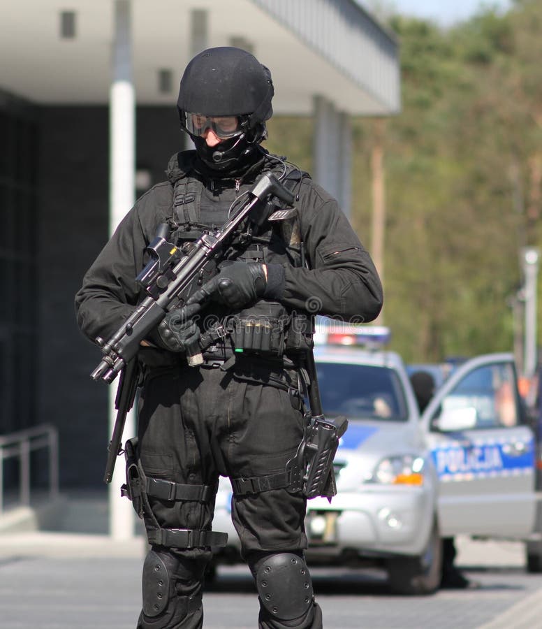 En readyarmed anti--terrorist skyddar objektet royaltyfri foto En readyarmed anti--terrorist skyddar objektet royaltyfri foto
