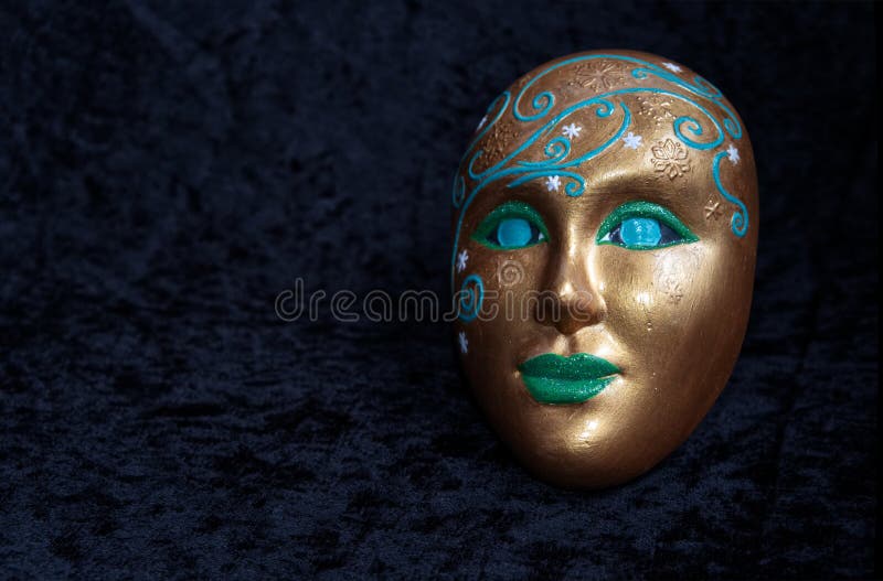 En sakral kuslig maskering ler royaltyfria foton En sakral kuslig maskering ler royaltyfria foton