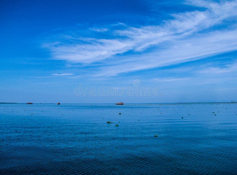 En scenisk sikt av det turist- fartyget på Vembanad sjön i Kerala arkivfoton En scenisk sikt av det turist- fartyget på Vembanad sjön i Kerala arkivfoton