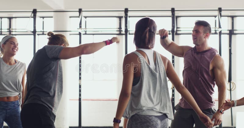 En se donnant cette vidéo supplémentaire de 4k d'un groupe de gens célébrant après une séance d'entraînement à la salle de gym. banque de vidéos