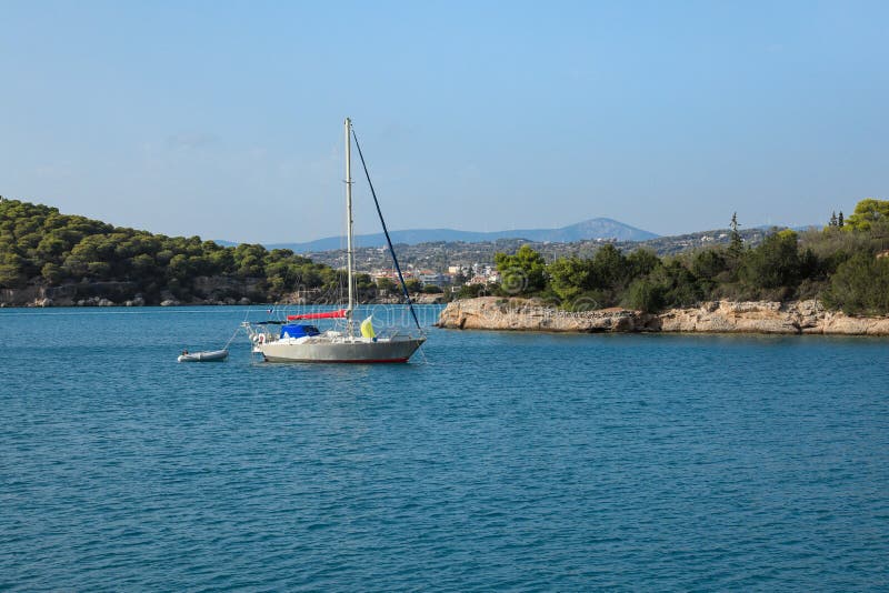 En segelbåt som ankrar i en fjärd nära Porto Heli, Peloponnese, Grekland royaltyfri fotografi En segelbåt som ankrar i en fjärd nära Porto Heli, Peloponnese, Grekland royaltyfri fotografi