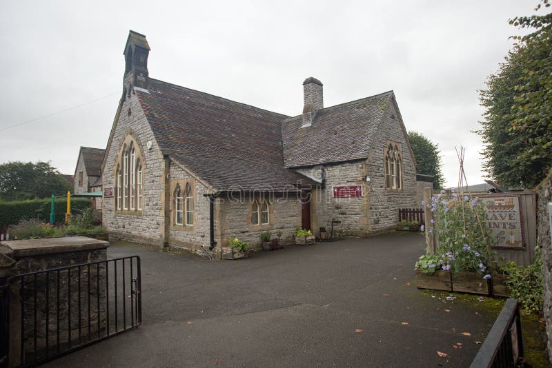 En septiembre de 2017, calle principal de Youlgrave, Derbyshire, Inglaterra, escuela primaria imágenes de archivo libres de regalías En septiembre de 2017, calle principal de Youlgrave, Derbyshire, Inglaterra, escuela primaria imágenes de archivo libres de regalías