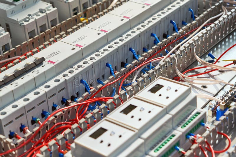 En serie av modulmagnetiska contactors och ett område av säkerhetsbrytare för maktströmkrets fotografering för bildbyråer En serie av modulmagnetiska contactors och ett område av säkerhetsbrytare för maktströmkrets fotografering för bildbyråer