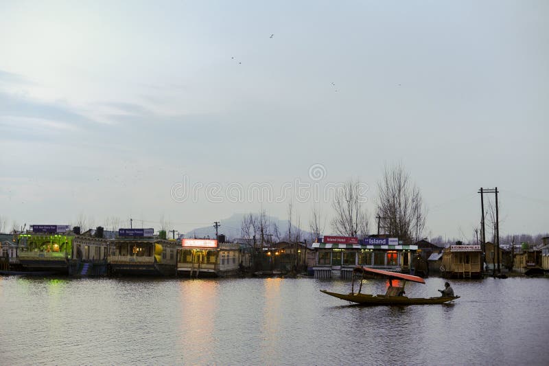 En Shikara för fartygappell` som ` används av lokalt folk för att resa korset Dal Lake royaltyfri bild En Shikara för fartygappell` som ` används av lokalt folk för att resa korset Dal Lake royaltyfri bild
