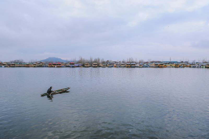En Shikara för fartygappell` som ` används av lokalt folk för att resa korset Dal Lake royaltyfri fotografi En Shikara för fartygappell` som ` används av lokalt folk för att resa korset Dal Lake royaltyfri fotografi