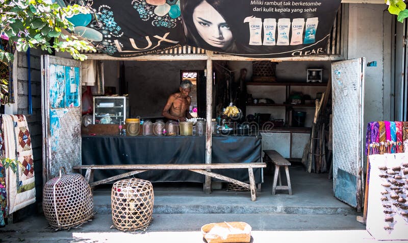 En shoppa längs gatan i Bali arkivfoto En shoppa längs gatan i Bali arkivfoto