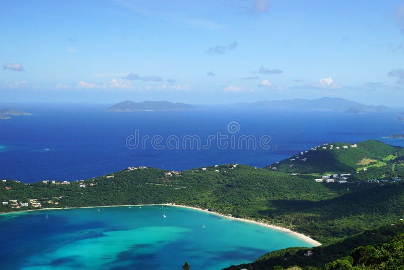 En sikt av den Magens fjärden med den Jost Van Dyke BVI och Tortola BVI ön på bakgrunden royaltyfri bild En sikt av den Magens fjärden med den Jost Van Dyke BVI och Tortola BVI ön på bakgrunden royaltyfri bild