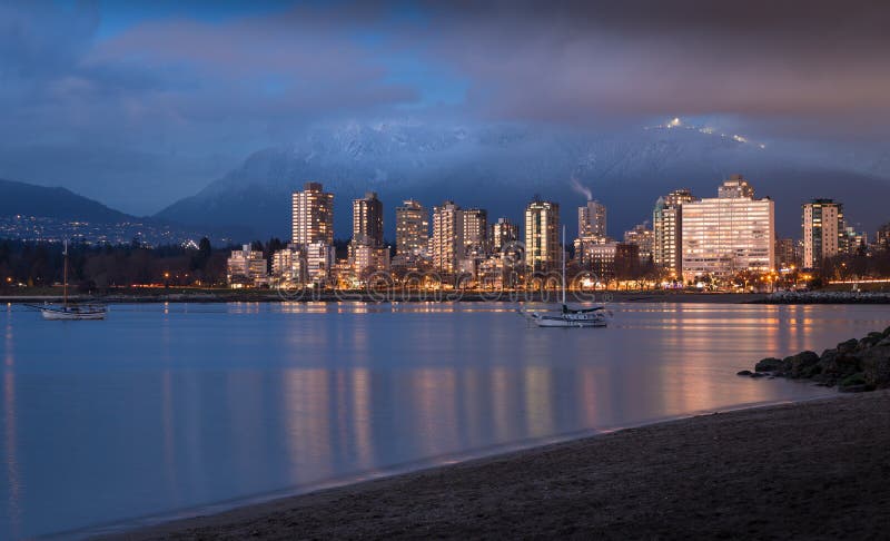En sikt av det i stadens centrum västra slutet för Vancouver ` s på solnedgången arkivfoto En sikt av det i stadens centrum västra slutet för Vancouver ` s på solnedgången arkivfoto