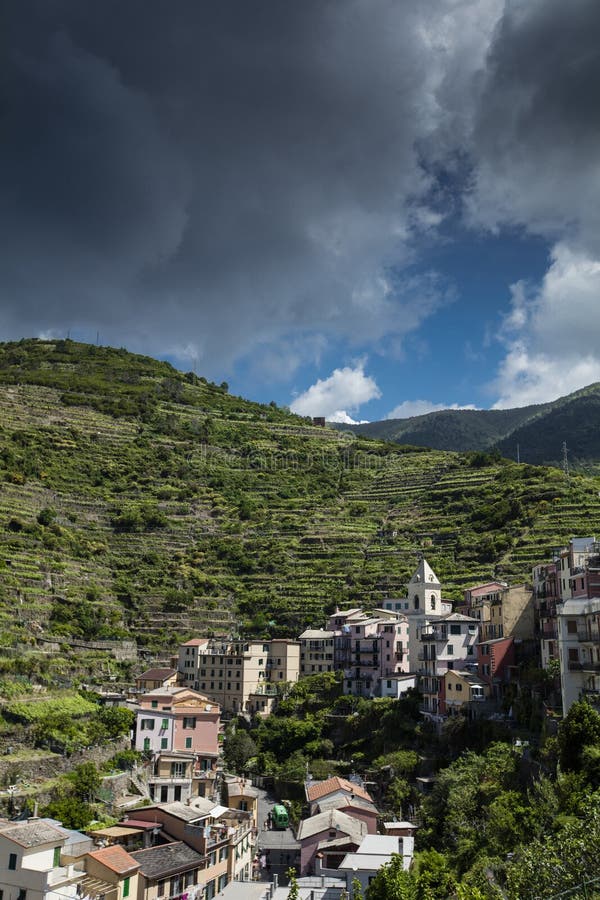 En sikt av husen p? backen i den Cinque Terre byn av Manarola i La Spezia, Liguria, Italien - 16th Maj 2016 arkivfoton En sikt av husen p? backen i den Cinque Terre byn av Manarola i La Spezia, Liguria, Italien - 16th Maj 2016 arkivfoton