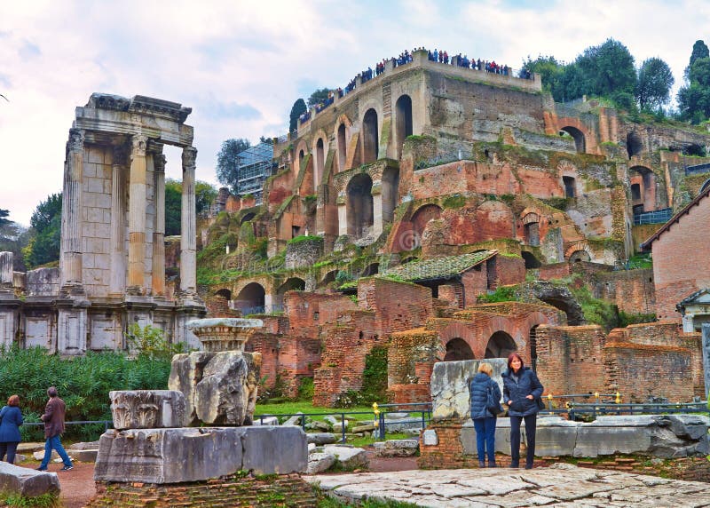 En sikt från Roman Forum som är det viktigaste forumet i forntida Rome royaltyfri bild En sikt från Roman Forum som är det viktigaste forumet i forntida Rome royaltyfri bild