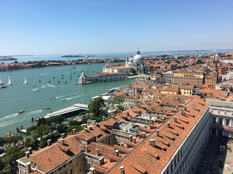 En sikt uppifrån av St-fläckcampanilen i St-fläckfyrkant av Santa Maria della Salute och Grand Canal i Venedig, Italien fotografering för bildbyråer En sikt uppifrån av St-fläckcampanilen i St-fläckfyrkant av Santa Maria della Salute och Grand Canal i Venedig, Italien fotografering för bildbyråer
