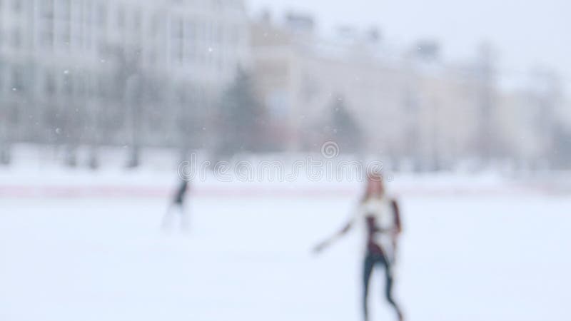 En skridskoåkning för ung kvinna utanför och skridsko närmare kameran arkivfilmer