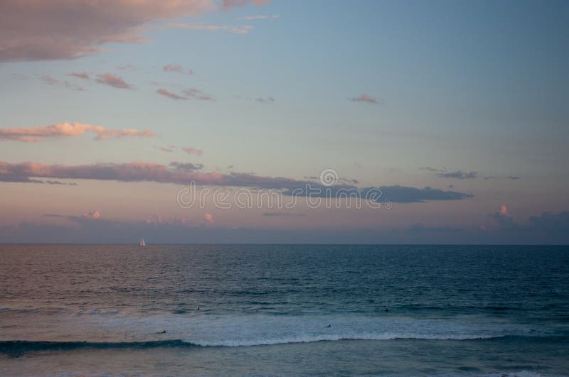 En solnedgång vid havet på en strand i Sydney royaltyfri bild En solnedgång vid havet på en strand i Sydney royaltyfri bild