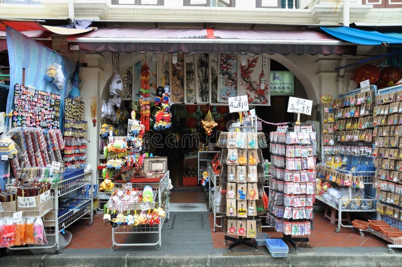 En souvenir shoppar längs pagodgatan i kineskvarterområdet av Singapore royaltyfri foto En souvenir shoppar längs pagodgatan i kineskvarterområdet av Singapore royaltyfri foto