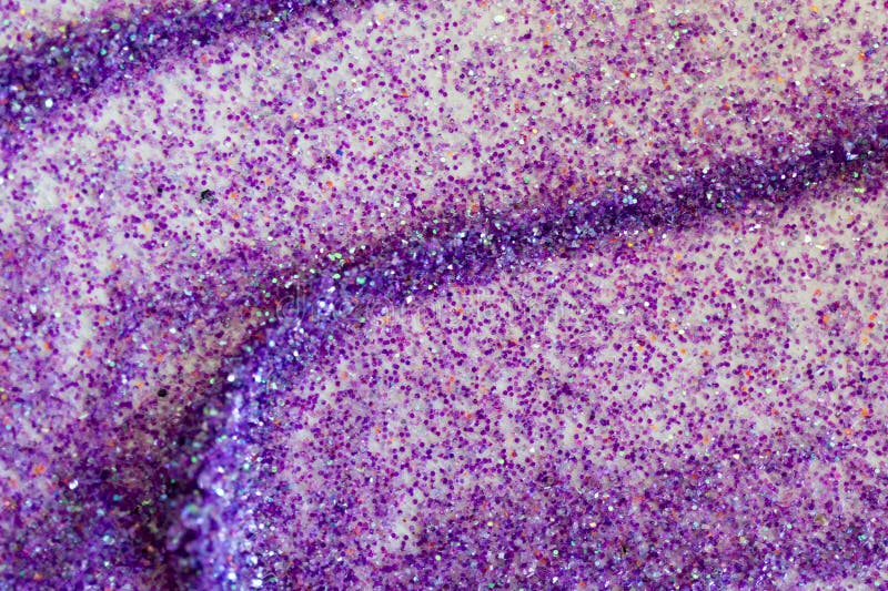 En spridning av ljusglänsande lila sand. royaltyfri fotografi
