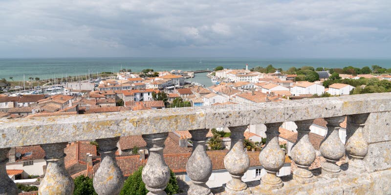 En St Martin Re - Ile de Re Новый Аквитания/Франция - 05 03 2019: ЮНЕСКО деревни вида с воздуха церков стоковая фотография En St Martin Re - Ile de Re Новый Аквитания/Франция - 05 03 2019: ЮНЕСКО деревни вида с воздуха церков стоковая фотография