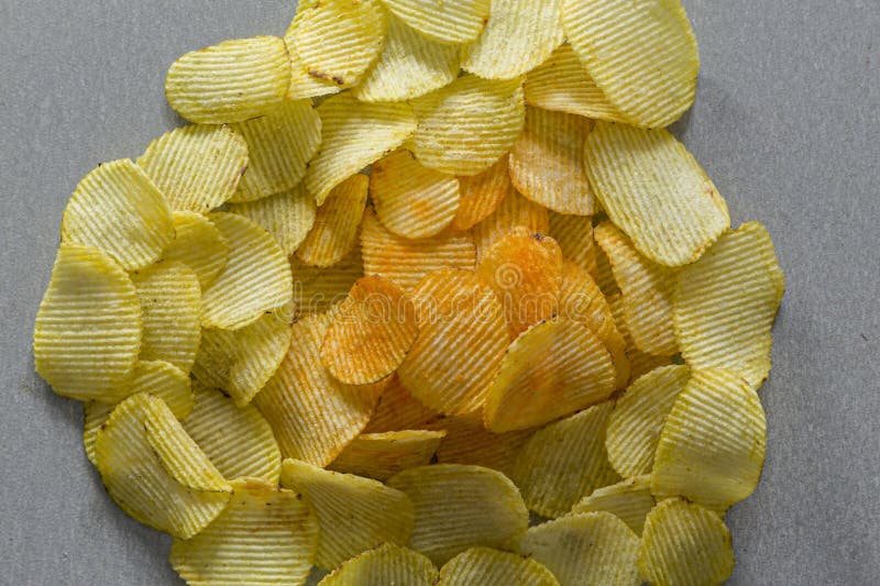 En stapel av potatischips på en marmor-slab arkivbild