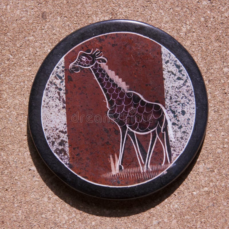 En stenkustfartyg från Afrika med en målad giraff överst royaltyfria foton En stenkustfartyg från Afrika med en målad giraff överst royaltyfria foton