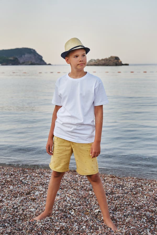 En stilig tonårspojke på kusten. begreppet sommarsemester och sommarresor. arkivbild