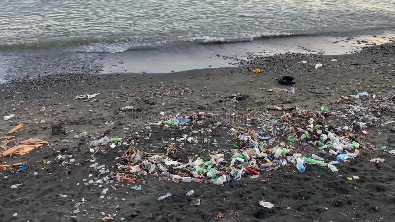En stor bit avfall från plastflaskor på havets strand