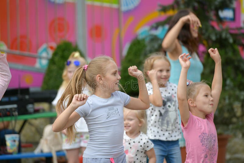 En stor grupp av lycklig rolig sportungebanhoppning, sportar och dans Barndom frihet, lycka, begreppet av ett aktivt arkivbild En stor grupp av lycklig rolig sportungebanhoppning, sportar och dans Barndom frihet, lycka, begreppet av ett aktivt arkivbild