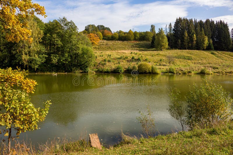 En stor vacker reservoar i ett pikturesque-område Fiskedamm