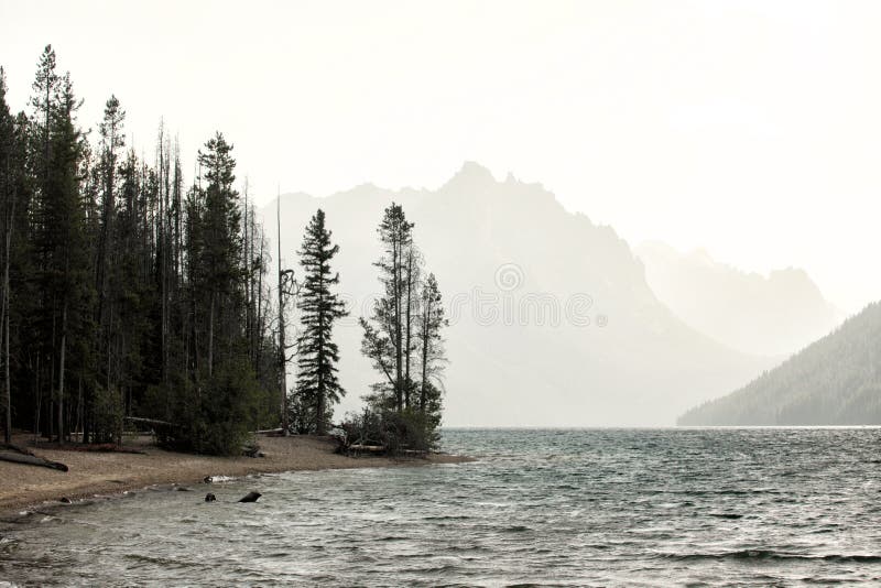 En storm över Redfish Lake royaltyfria foton En storm över Redfish Lake royaltyfria foton