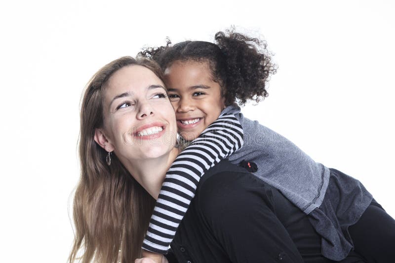 En stående av den lyckliga gladlynta afrikanska familjen på vita lodisar royaltyfria foton En stående av den lyckliga gladlynta afrikanska familjen på vita lodisar royaltyfria foton