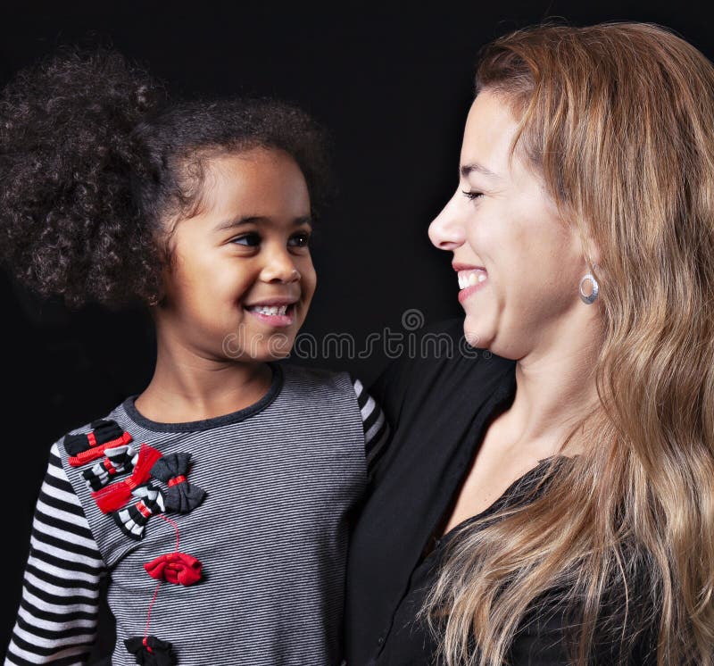 En stående av den lyckliga gladlynta afrikanska familjen som isoleras på svart bakgrund royaltyfri foto En stående av den lyckliga gladlynta afrikanska familjen som isoleras på svart bakgrund royaltyfri foto