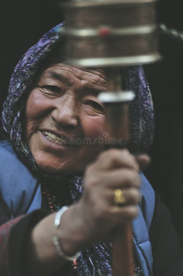 En stående av en gammal tibetan kvinna från Ladakh royaltyfria foton En stående av en gammal tibetan kvinna från Ladakh royaltyfria foton