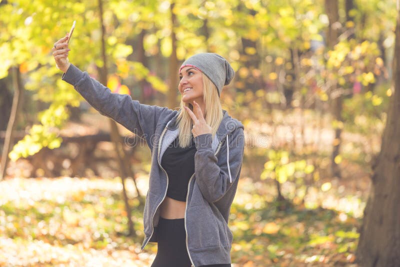 En stående av en söt upphetsad flickvän, som gör selfi, har a royaltyfri fotografi En stående av en söt upphetsad flickvän, som gör selfi, har a royaltyfri fotografi