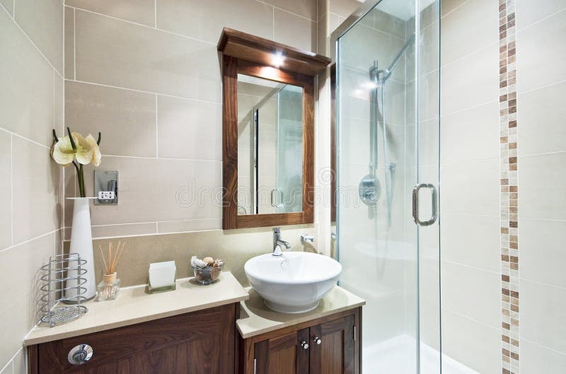 En-Suite stockfoto. Bild von spiegel, badezimmer, chrom - 13250380