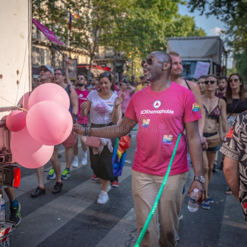 En svart man som bär en rosa t-skjorta på Paris 2018 Gay Pride fotografering för bildbyråer En svart man som bär en rosa t-skjorta på Paris 2018 Gay Pride fotografering för bildbyråer