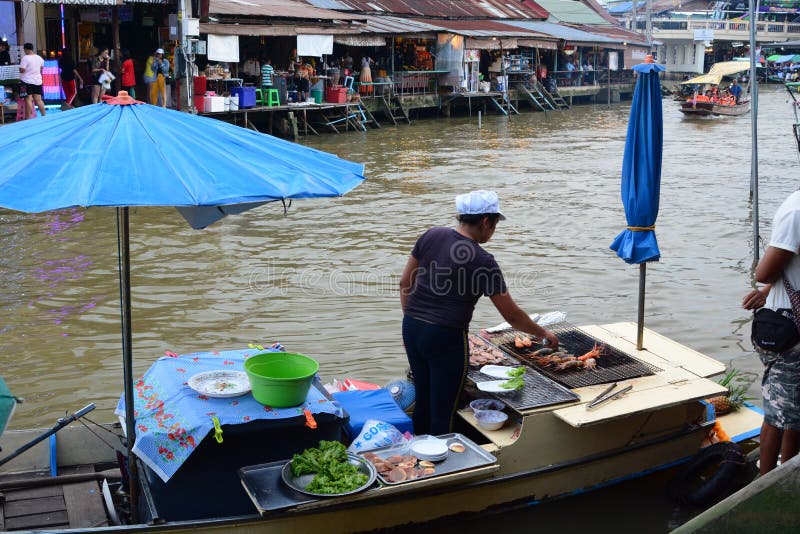 En sväva restaurang i Amphawa Samut Songkhram landskap thailand royaltyfri fotografi En sväva restaurang i Amphawa Samut Songkhram landskap thailand royaltyfri fotografi