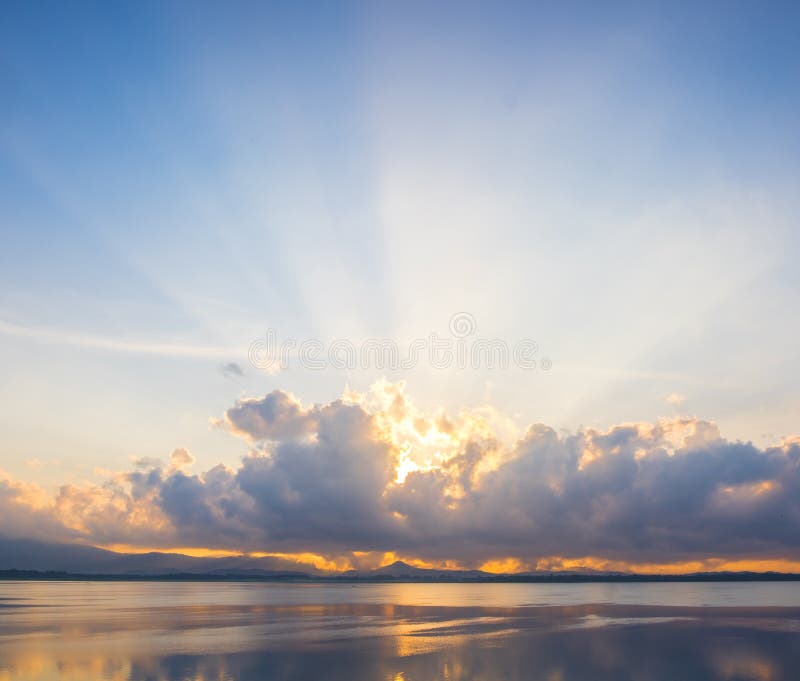 En syn på morgonsjön med grumliga moln som rör sig över sjön 002 arkivfoto