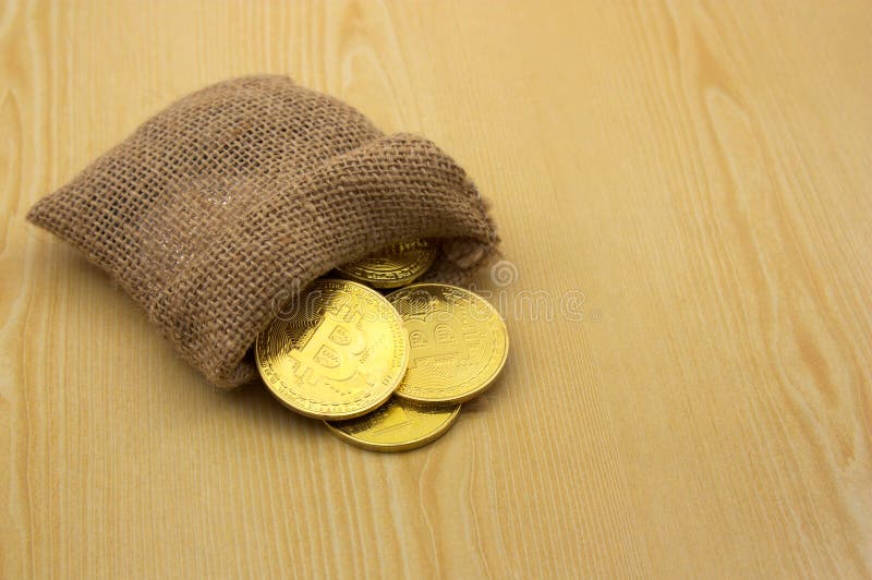 En säck av Bitcoin mynt royaltyfri foto En säck av Bitcoin mynt royaltyfri foto