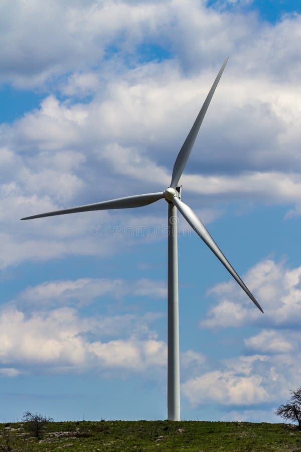 En tekniskt avancerad industriell vindturbin som frambringar ren elektricitet i Oklahoma arkivfoto En tekniskt avancerad industriell vindturbin som frambringar ren elektricitet i Oklahoma arkivfoto